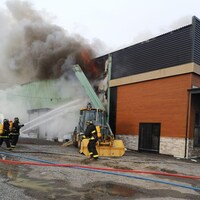 Des pompiers luttent contre un incendie.