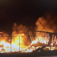 Une usine incendiée à Shippagan, en mai 2003