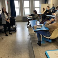 Des hommes et des femmes dans une salle de classe