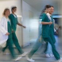 Quatre infirmières dans un corridor d'hôpital.