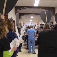 Les infirmiers et infirmières de la FIQ font pression sur le gouvernement de la CAQ, lundi, en refusant les heures supplémentaires obligatoires. 