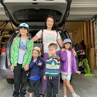 Lindsay O'Breham avec ses quatre enfants, à Calgary le 14 septembre 2022.
