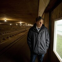 Jeff Spitters dans sa ferme regarde par la fenêtre.