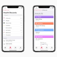 Photo montrant deux iPhone X affichant des menus de l'application Health Records, qui sert à consulter son dossier médical en ligne.