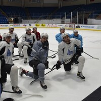 Des joueurs des Islanders de Charlottetown écoutent les consignes de leur entraîneur.