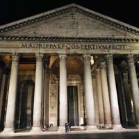 Le Panthéon de Rome la nuit.