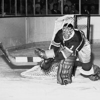 Le gardien de but Jacques Plante garde le filet.