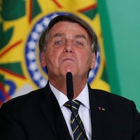 Jair Bolsonaro l'air pincé.