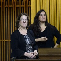 Jane Philpott et Jody Wilson-Raybould, debout à la Chambre des communes.