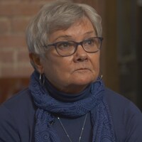 Janet Watson affiche un air sévère