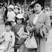 Une femme et des enfants Canadiens d'origine japonaise de la Colombie-Britannique en déplacement vers un camp d'internement en 1942.