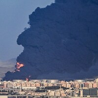 Des installations pétrolières sont la proie de flammes, à Djeddah. 