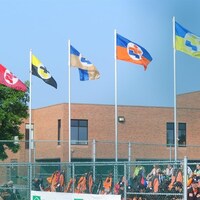 Les drapeaux des régions aux Jeux du Québec.