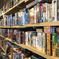 Des centaines de jeux sur des tablettes d'un magasin.