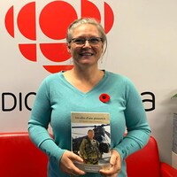 Joanne Hamelin montre fièrement son livre « Les ailes d'une pionnière ».