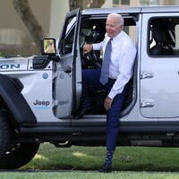 Le président Joe Biden dans une Jeep hybride rechargeable.