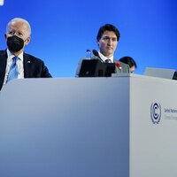 Joe Biden, Justin Trudeau et Moon Jae-in sont assis côte à côte derrière un bureau.