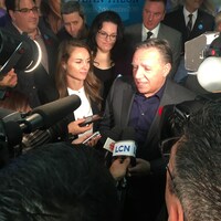 La candidate Joëlle Boutin et le premier ministre François Legault lors d'une mêlée de presse à Québec