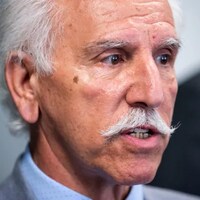 Gros plan du visage de John Vassilaki.