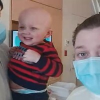 Johnny et Jessica discutent via Messenger. Le bébé est dans les bras de son papa. Ils sont à l'hôpital.