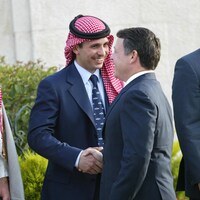 Le prince Hamza serrant la main du roi Abdallah ll en 2004.