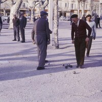 Joueurs de pétanque dans un parc urbain de Nyons, en Provence.