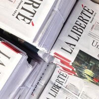 Plusieurs piles d'exemplaires du journal La Liberté.