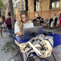 Anastasiia Lapatina écrit ses reportages à une terrasse de Kiev.