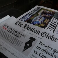 Les unes de quotidiens de Boston, The Boston Globe et le Boston Herald. On peut notamment y lire: « Les journalistes ne sont pas l'ennemi. » 