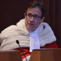 Clément Gascon dans sa toge de juge.