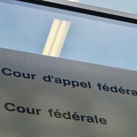 L'affiche de la Cour fédérale et de la Cour d'appel fédérale à l'extérieur du palais de justice à Ottawa.