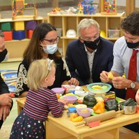 Le premier ministre du Canada, Justin Trudeau, de passage au Carrefour de l’Isle-Saint-Jean, le 27 juillet 2021.