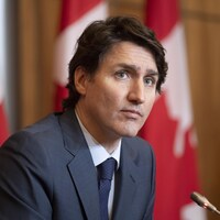 Justin Trudeau, l'air sérieux, en conférence de presse