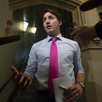 Justin Trudeau s'adresse aux médias dans les corridors du Parlement d'Ottawa. 