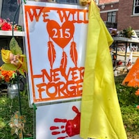 Une affiche posée devant l'ancien pensionnat pour Autochtones à Kamloops indique : « nous n'oublierons jamais». 