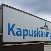 Une pancarte à l'entrée de Kapuskasing indique le nom de la ville.