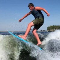 Deux photos côte à côte de Keegan Hogsdon sur son wakeboard. 