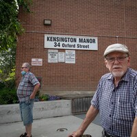 Deux hommes de l'âge d'or à l'extérieur d'un logement de Toronto.
