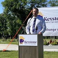 Kevin Friesen prononce son discours pour lancer officiellement le Parti keystone au Manitoba. 