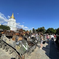 La place Sainte-Sophie et ses épaves de véhicules militaires russes.