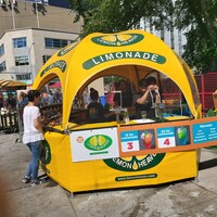 Le kiosque Lemon Heaven vend des boissons fraîches à la place Churchill à Edmonton, le 28 juillet 2022.
