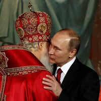 Le patriarche Kirill et Vladimir Poutine s'embrassent.