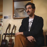 Le créateur de théâtre torontois Adam Paolozza.