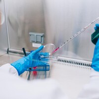 Une chercheuse travaille dans un laboratoire.