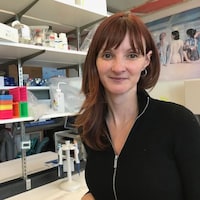Docteure Julie Lajoie dans un laboratoire de l'Université du Manitoba