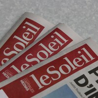 Trois éditions du journal où on peut y voir le logo Le Soleil