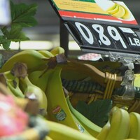 Des bananes dans une épicerie.