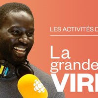 Matar Mbaye devant un micro d'ICI Première