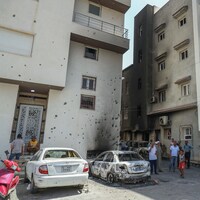 Des habitants d’un quartier résidentiel à Tripoli constatent les dégâts.