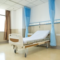Un lit d'hôpital vide.